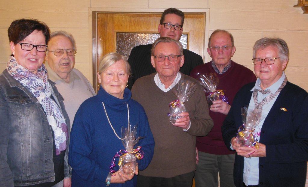Hanni Appun, Horst Reinhardt, Rudi Rückemann, Anita Friedhoff und Alfred Engel (v.re.) und in Abwesenheit Siegfried Rückemann werden von Susanne Thudt (li.) und Christian Appun (hinten)  für ihre hohe Singbeteiligung geehrt, Foto: H. Keunecke